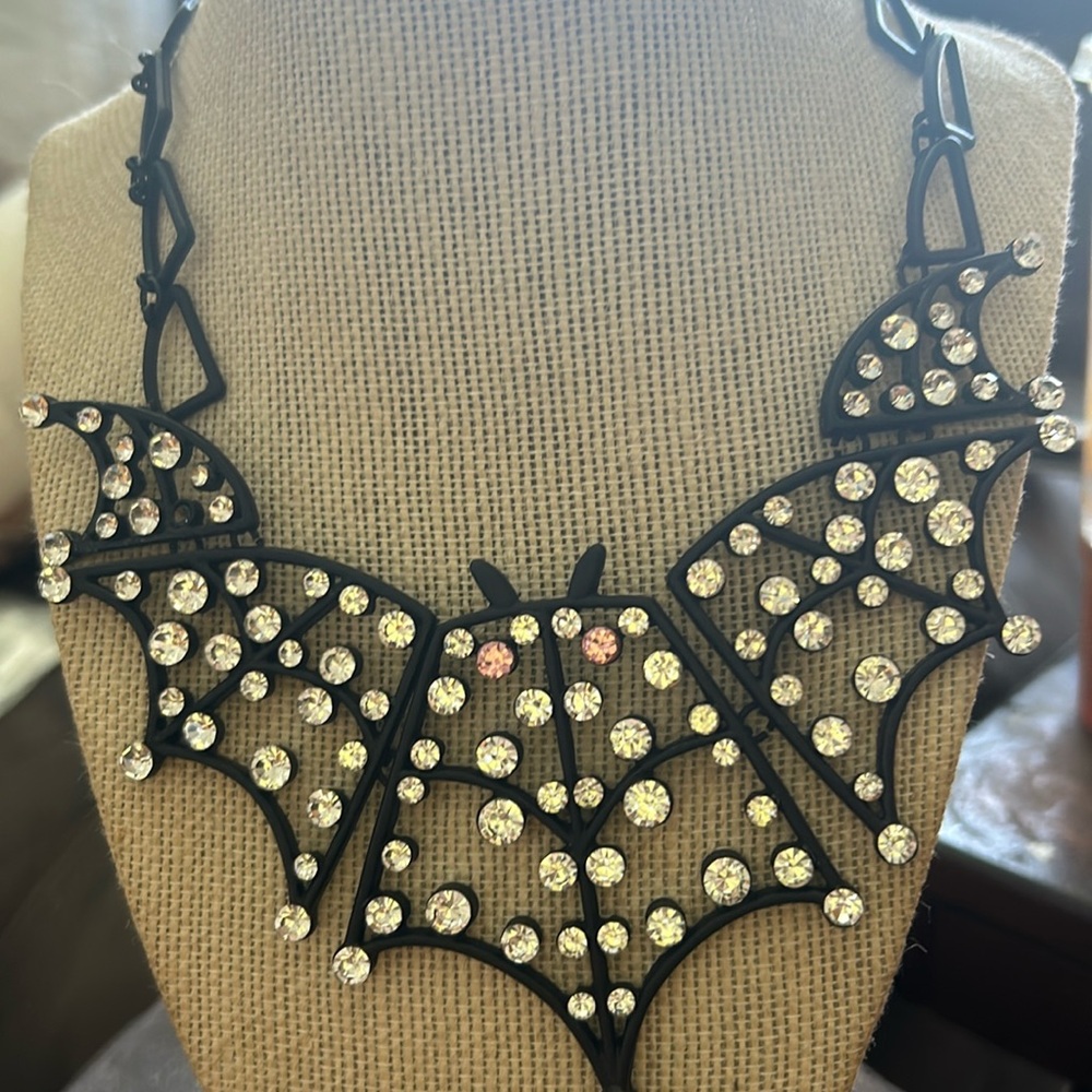 Betsey Johnson Flying 🦇Bat Necklace. Bat Has Pink Eyes.🎃🎃🎃🦇